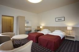 Toltse-a-punkosdot-pecsett-a-hotel-laterumban